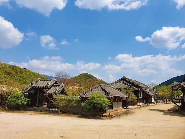 Weg mitten in koreanischen Dorfgebäuden unter blauem Himmel