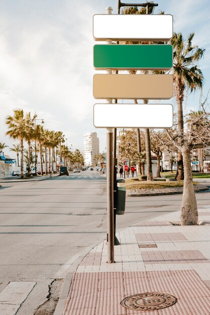 Wegweiser auf der Straße Zebrastreifen