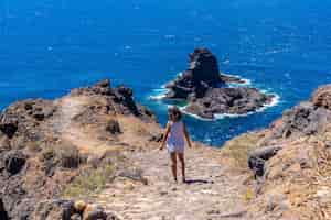 Kostenloses Foto weibchen im hafen von punta gorda auf der insel la palma, kanarische inseln, spanien