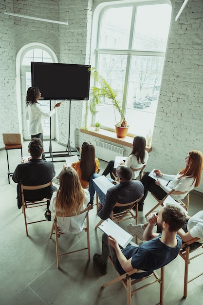 Weibliche afroamerikanische Sprecherin, die Präsentation im Saal des Universitätsworkshops gibt