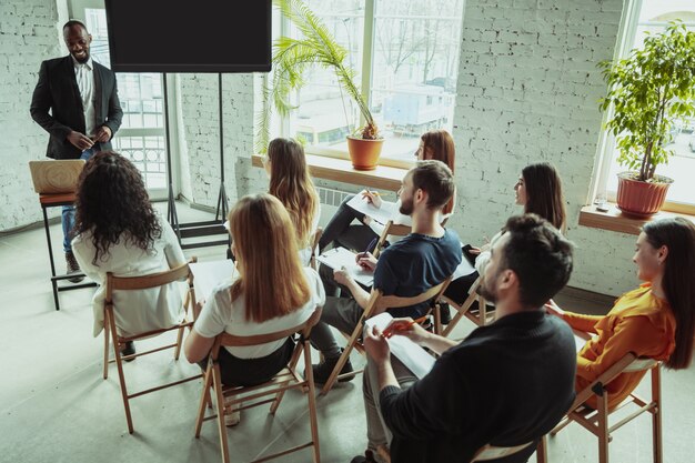 Weibliche afroamerikanische Sprecherin, die Präsentation im Saal des Universitätsworkshops gibt