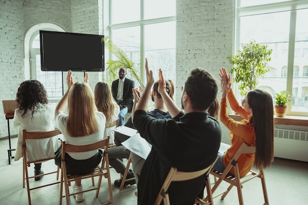 Weibliche afroamerikanische Sprecherin, die Präsentation im Saal des Universitätsworkshops gibt