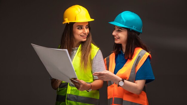 Weibliche Bauingenieure arbeiten zusammen und diskutieren den Projektplan.