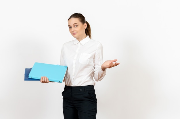 weibliche Büroangestellte in der weißen Bluse, die Dokumente auf Weiß hält
