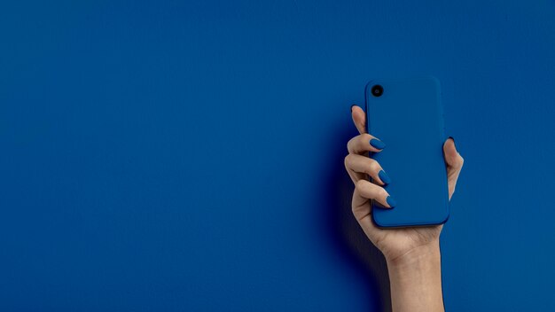 Kostenlos Foto Weibliche Hand Die Handy Auf Farbhintergrund Halt