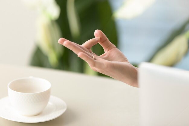 Weibliche Hand in Kinnmudra yogic Geste