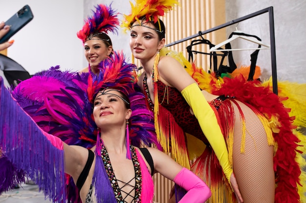 Weibliche Kabarettisten, die hinter der Bühne in Kostümen ein Selfie machen