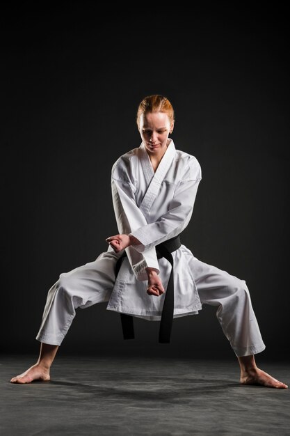 Weibliche Karate-Pose Vollschuss