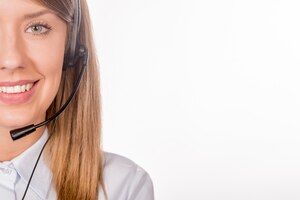 Weibliche kundenbetreuer mit headset und lächelnd