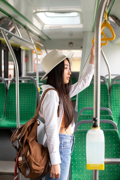 Weibliche lokale Reisende, die in einem Bus bleiben