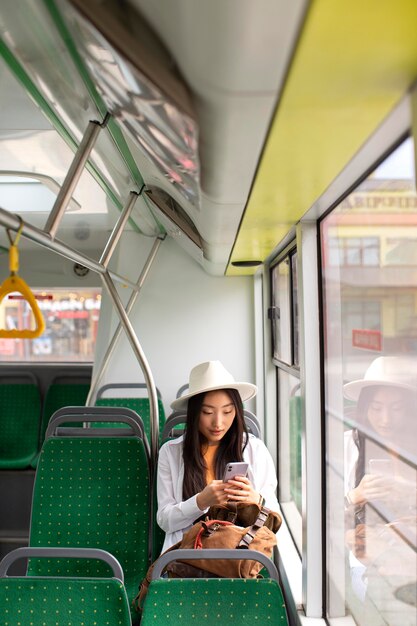 Weibliche lokale Reisende, die in einem Bus bleiben