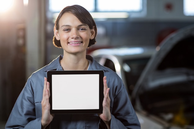 Weibliche Mechaniker, die digitale Tablet
