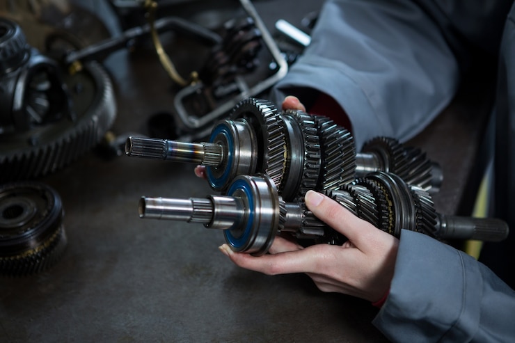 Kostenlose Foto weibliche mechaniker ersatzteile der autohalte