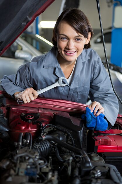 Weibliche Mechaniker Service Auto