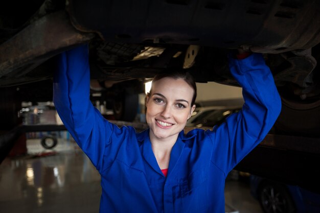Weibliche Mechaniker Wartung eines Autos