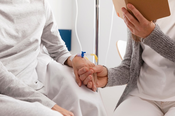 Kostenlose Foto weibliche patienten sprechen im krankenhaus