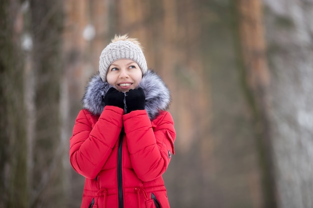 Weibliche Porträt im Freien in roten Winterjacke