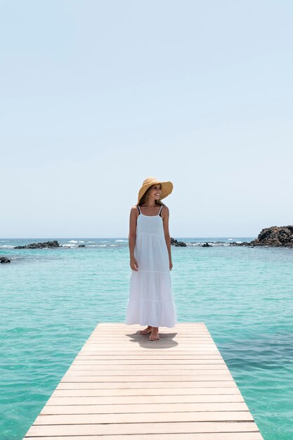 Weibliche Reisende, die eine luxuriöse Reise am Meer genießen