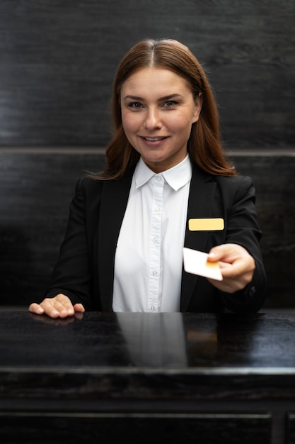 Kostenloses Foto weibliche rezeptionistin im eleganten anzug während der arbeitszeit