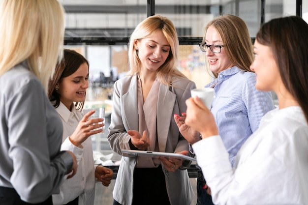 Weibliche Sitzung der Vorderansicht am Arbeitsmodell