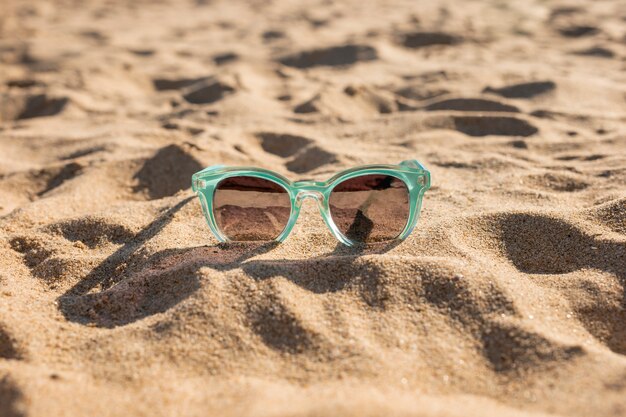 Weibliche Sonnenbrillen auf Sand