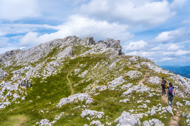 Weibliche Touristen besteigen den Berg Aitzkorri in Gipuzkoa