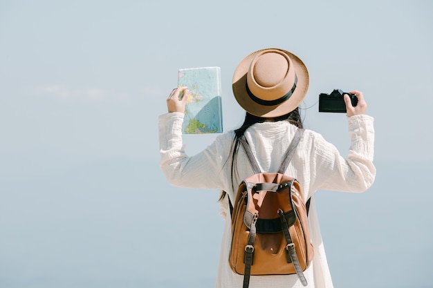 Kostenloses Foto weibliche touristen breiteten die arme aus und hielten ihre flügel