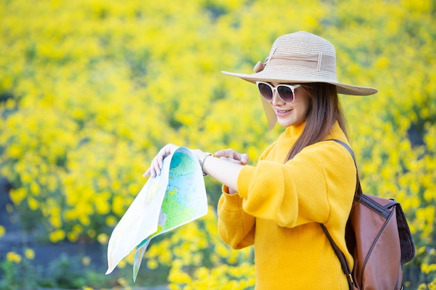 Weibliche Touristen halten eine Karte, um Orte zu finden.