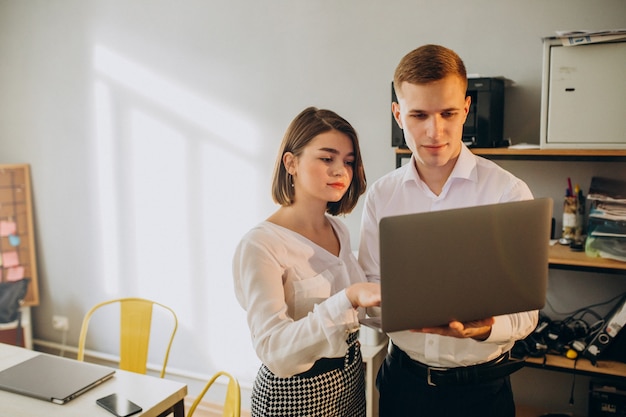 Weibliche und männliche Kollegen, die im Büro arbeiten