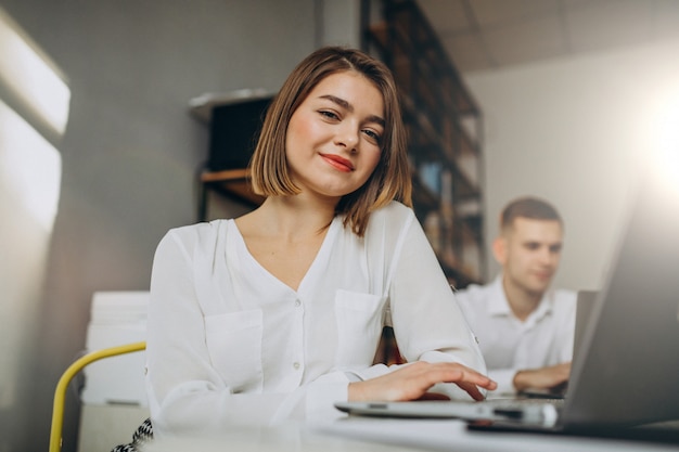 Weibliche und männliche Kollegen, die im Büro arbeiten