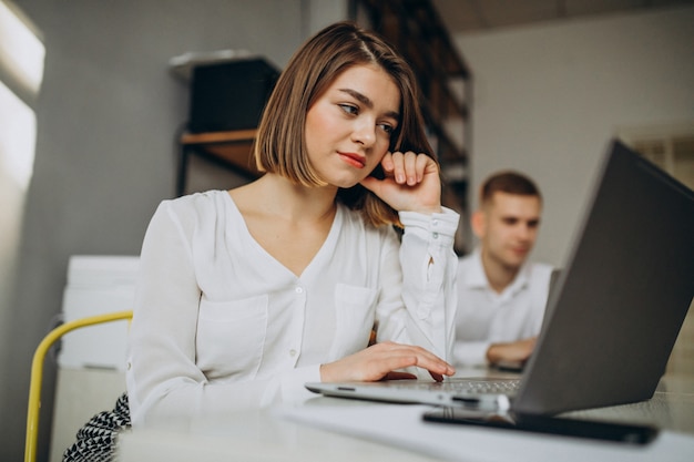 Weibliche und männliche Kollegen, die im Büro arbeiten