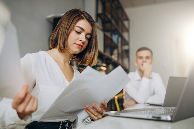 Weibliche und männliche Kollegen, die im Büro arbeiten