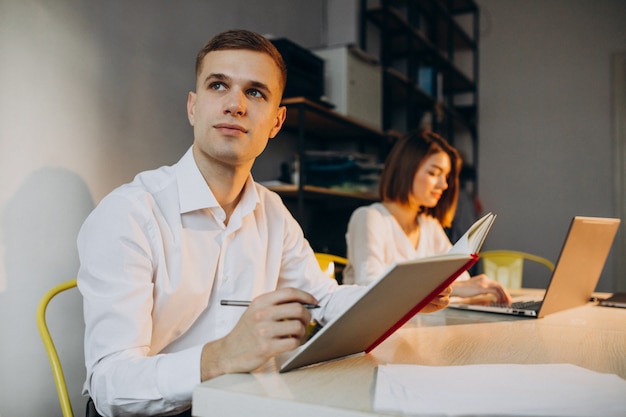 Weibliche und männliche Kollegen, die im Büro arbeiten