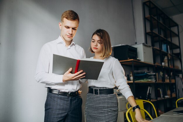 Weibliche und männliche Kollegen, die im Büro arbeiten