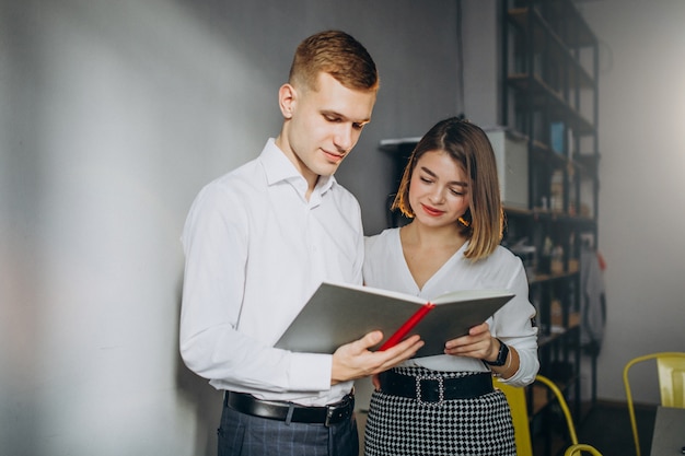 Weibliche und männliche Kollegen, die im Büro arbeiten