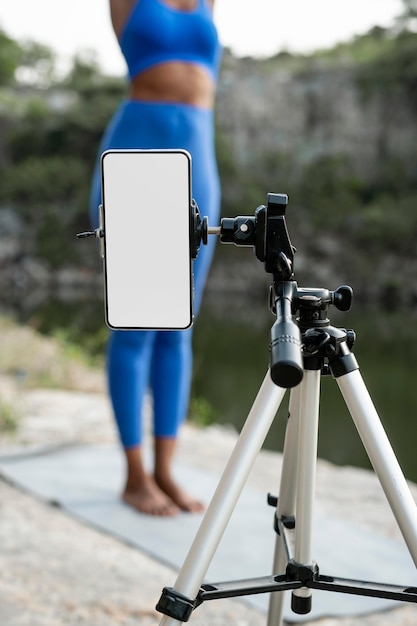 Weibliche Yogalehrerin, die im Freien übt