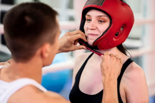 Kostenloses Foto weiblicher boxer, der vorbereitet, ring einzutreten