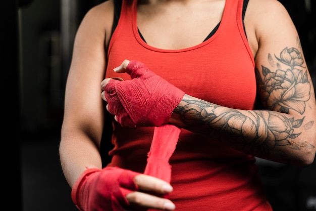 Weiblicher Boxer, der zum Trainieren fertig wird