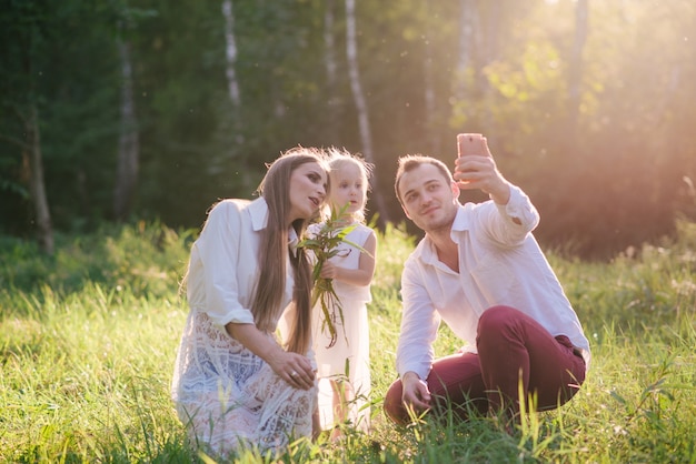 weiblicher Elternteil zusammen lächelt Sommer