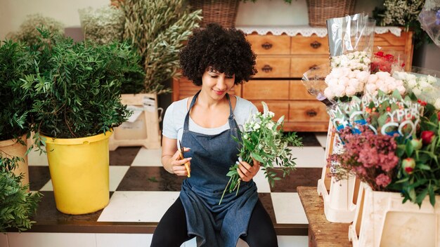 Weiblicher Florist, der Blumenstrauß im Shop hält