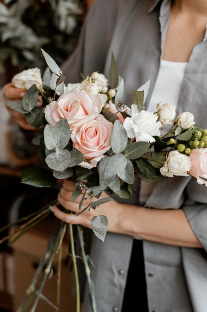 Kostenloses Foto weiblicher florist, der ein schönes blumenarrangement macht