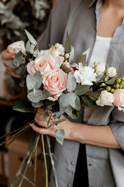 Weiblicher Florist, der ein schönes Blumenarrangement macht