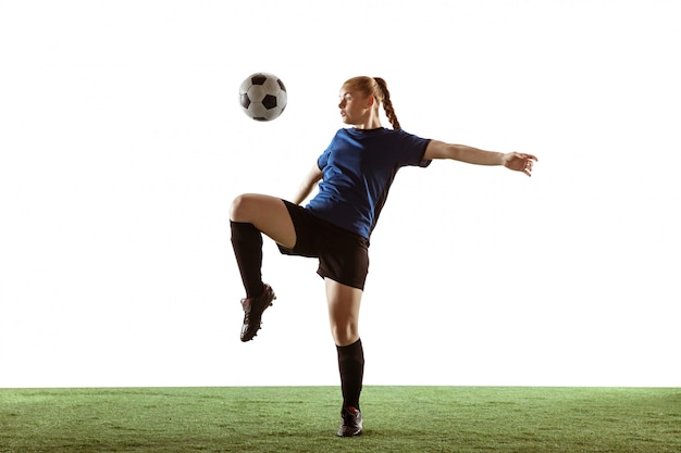 Weiblicher Fußball, Fußballspieler, der Ball tritt, Training in Aktion und Bewegung lokalisiert auf weißem Hintergrund