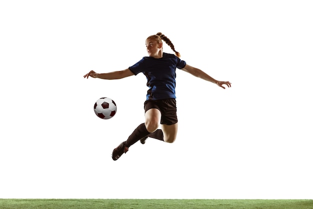 Kostenloses Foto weiblicher fußball, fußballspieler, der ball tritt, training in aktion und bewegung