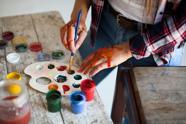 Weiblicher Künstler, der zuhause malt