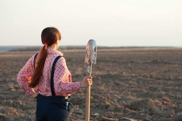 Kostenloses Foto weiblicher landwirt im gepflügten feld