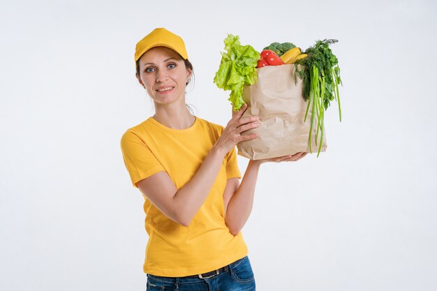 Weiblicher Lebensmittellieferant mit Lebensmittelpaket