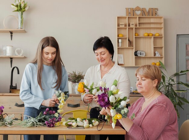 Weiblicher sozialer Verein, der blühende Blumen hält