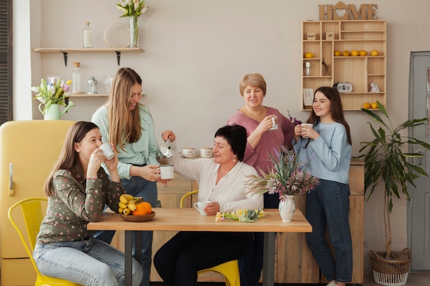 Kostenloses Foto weiblicher sozialer verein, der kaffee trinkt