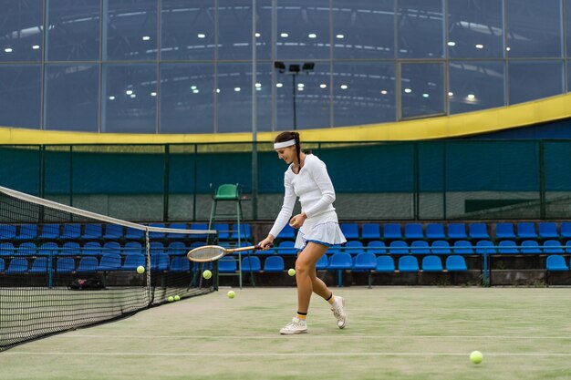 Weiblicher Tennisspieler auf grünem Gerichtsgras